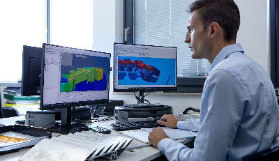 Alumat | Simulation | The ability to predict the behaviour of the die and the profile during the extrusion process was a key-turning point in the design and construction of the dies. Thanks to the collaboration with the R&D department of Almax Mori, Alumat and Almax are the first two companies in Europe that developed a simulation system in this industry. Today we are the first in the interpretation of the data gathered from this finite element analysis system.